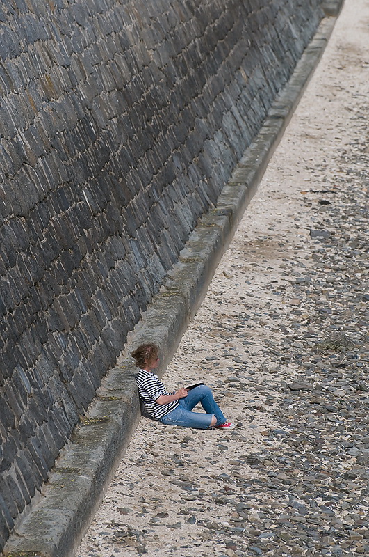 Bretagne 09-2012 D35_0697 als Smart-Objekt-1 Kopie.jpg - In Cascale angekommen, brechen wir  zu einem Hafenspaziergang auf. Zu sehen sind überwiegend junge Leute, die  in der Sonne relaxen